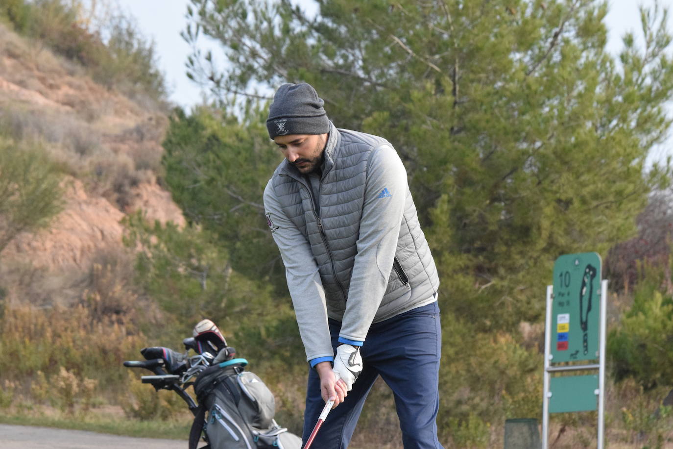 Un jugador realiza un lanzamiento desde un búnker 