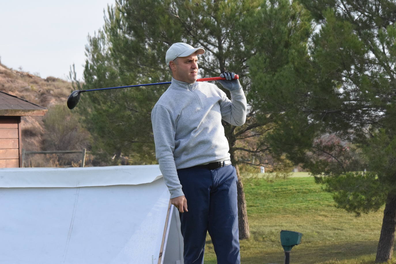 Un jugador realiza un lanzamiento desde un búnker 