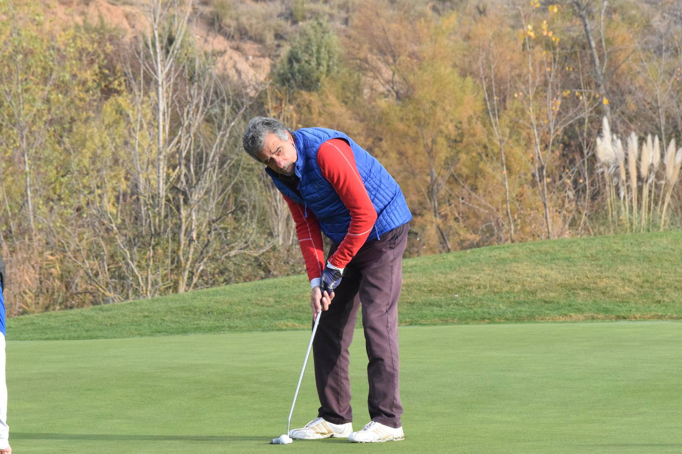 Un jugador realiza un lanzamiento desde un búnker 