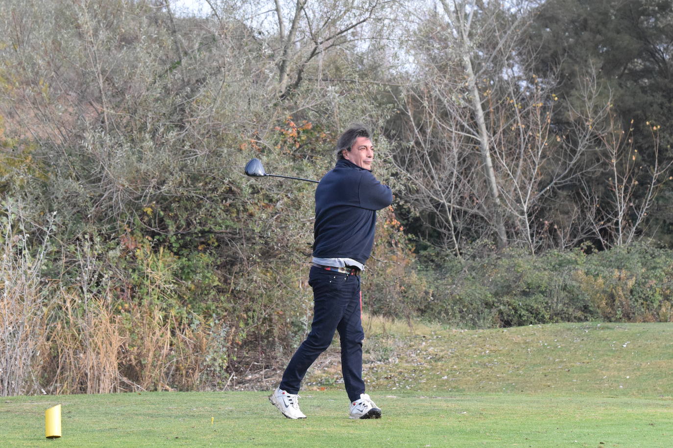 Un jugador realiza un lanzamiento desde un búnker 