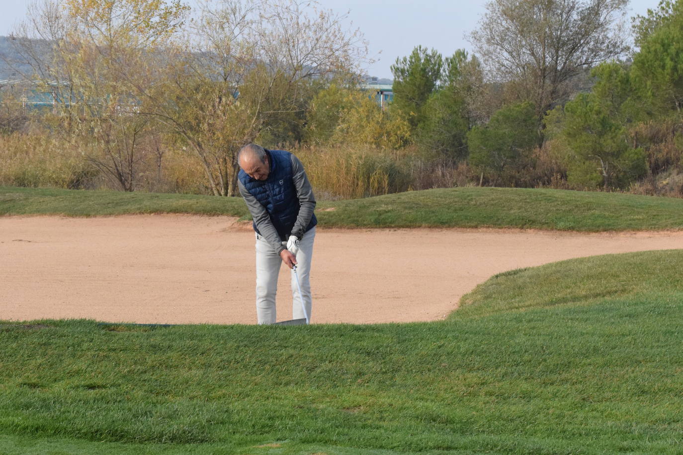Un jugador realiza un lanzamiento desde un búnker 