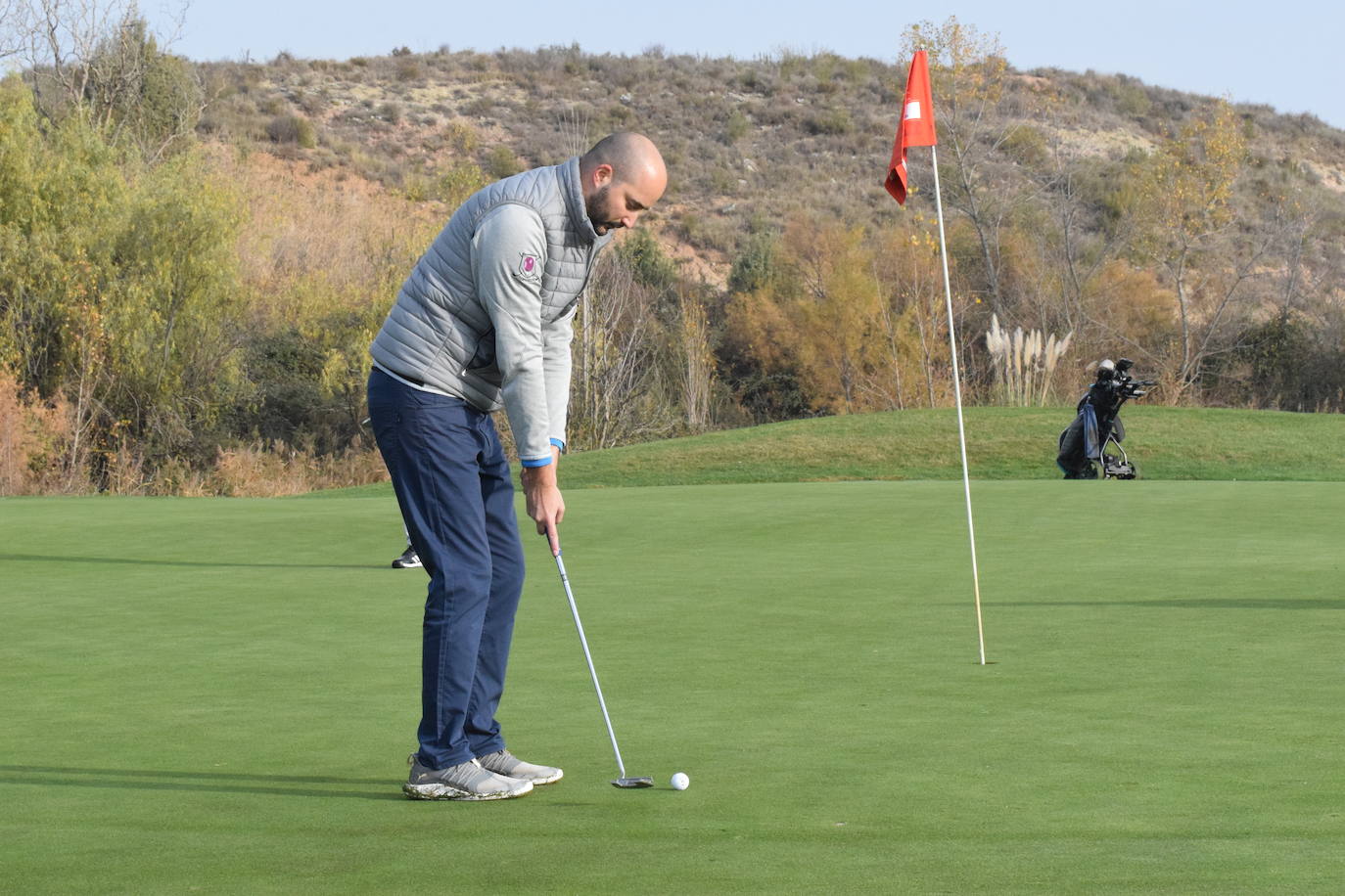Un jugador realiza un lanzamiento desde un búnker 