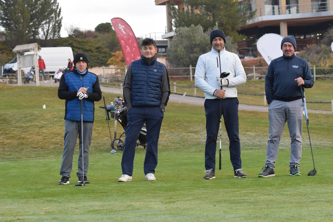 Un jugador realiza un lanzamiento desde un búnker 
