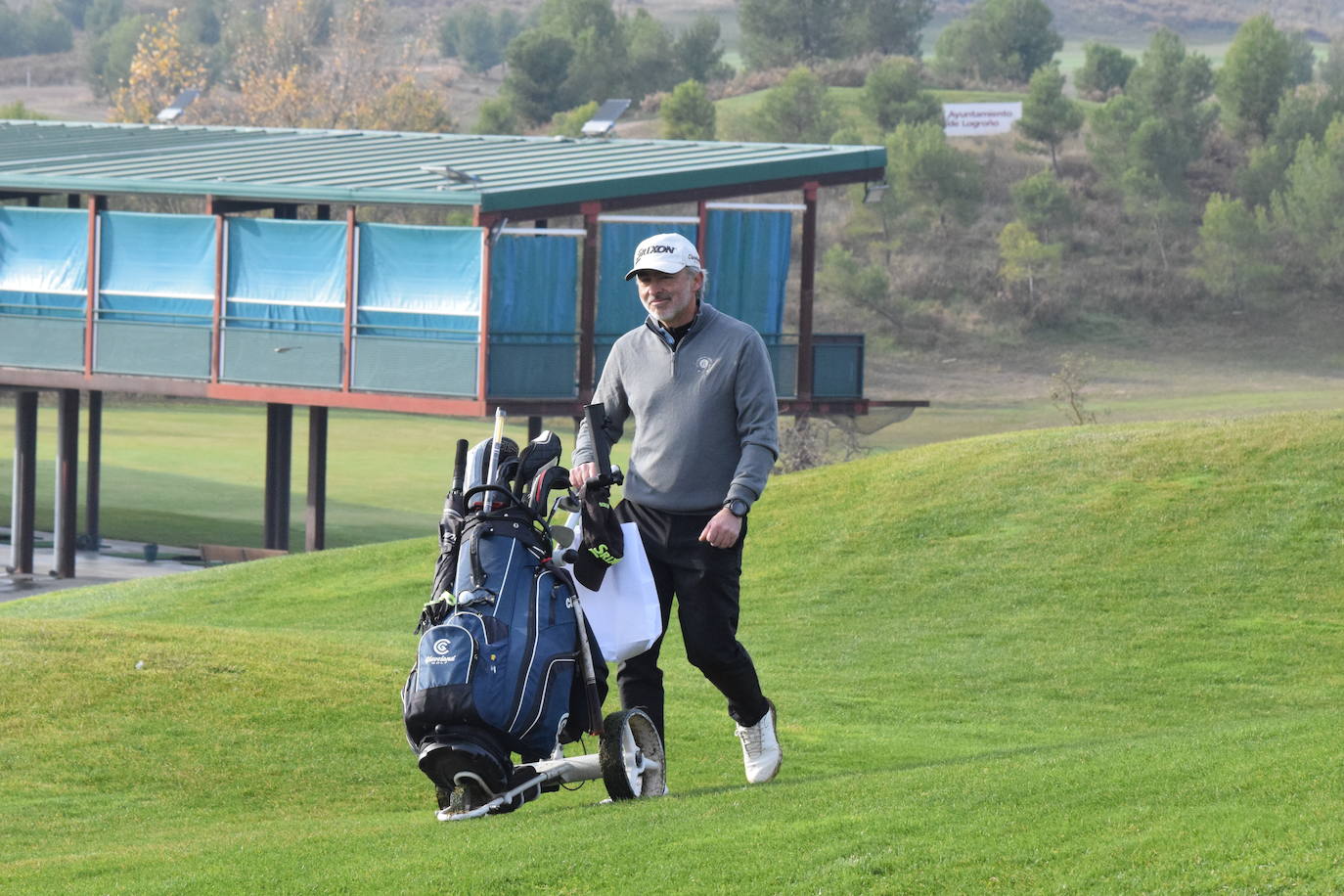 Un jugador realiza un lanzamiento desde un búnker 