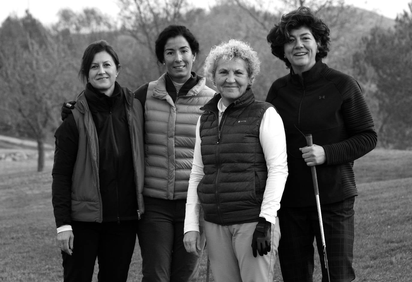 Un jugador realiza un lanzamiento desde un búnker 