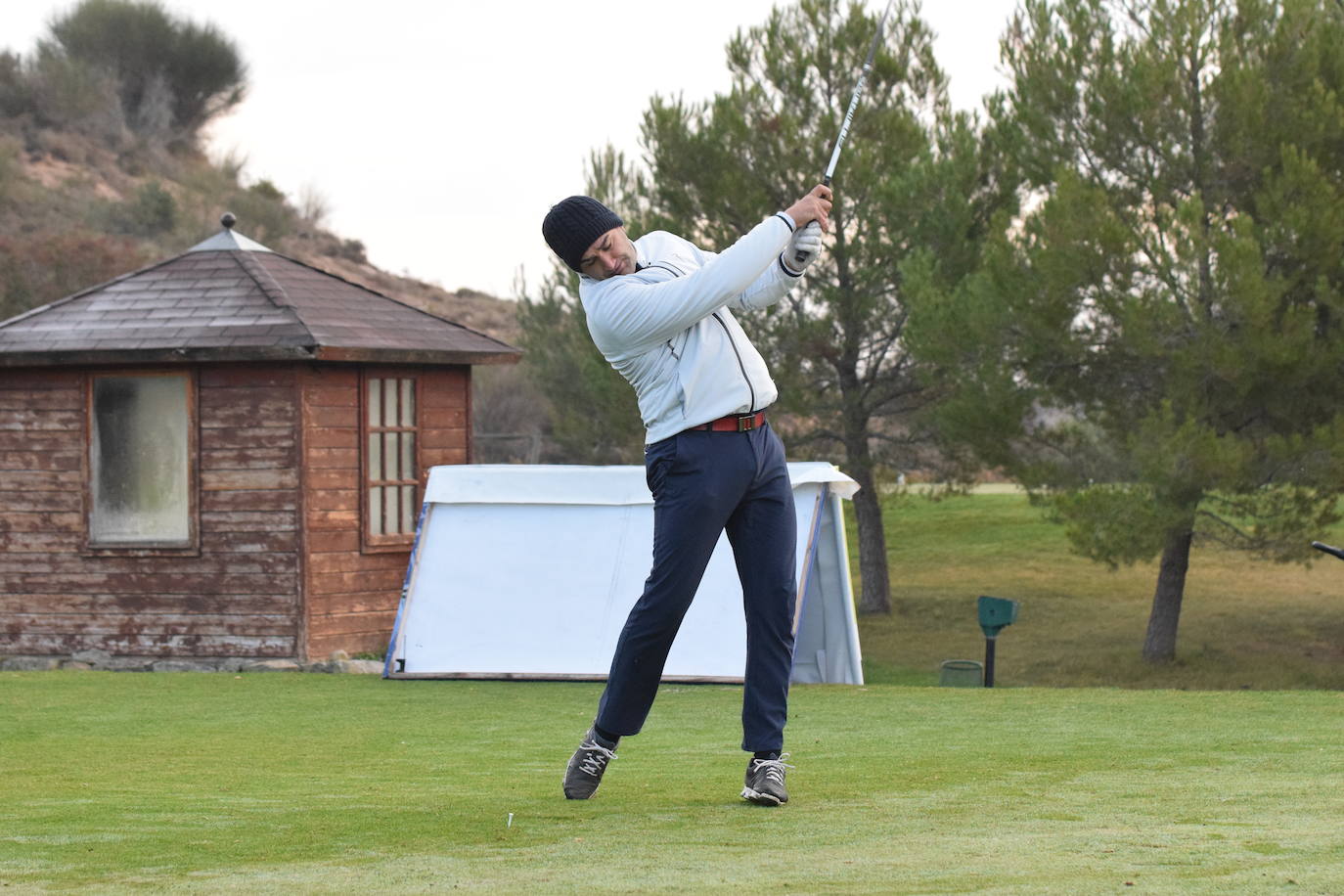 Un jugador realiza un lanzamiento desde un búnker 