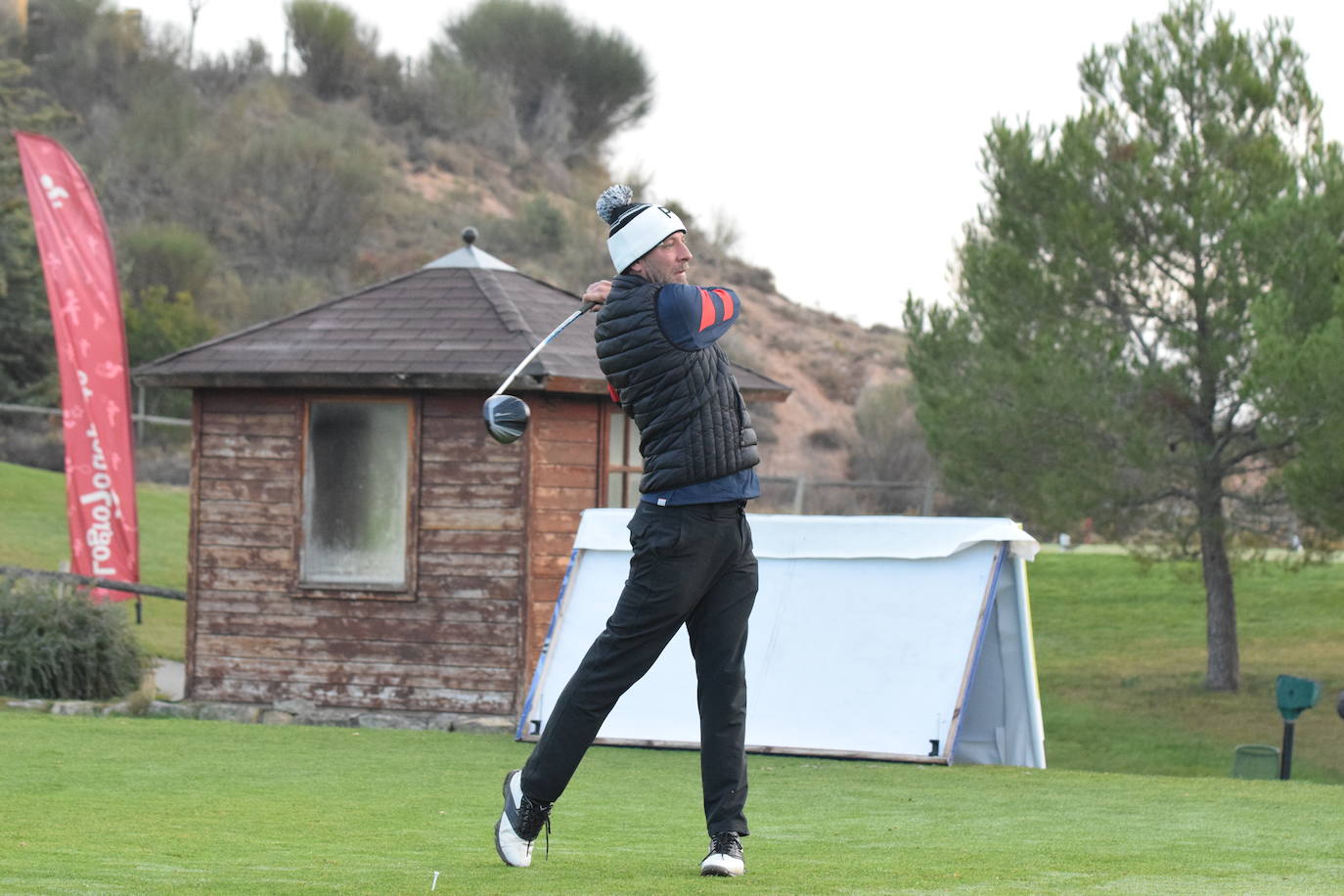 Un jugador realiza un lanzamiento desde un búnker 