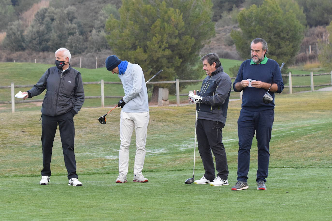 Un jugador realiza un lanzamiento desde un búnker 