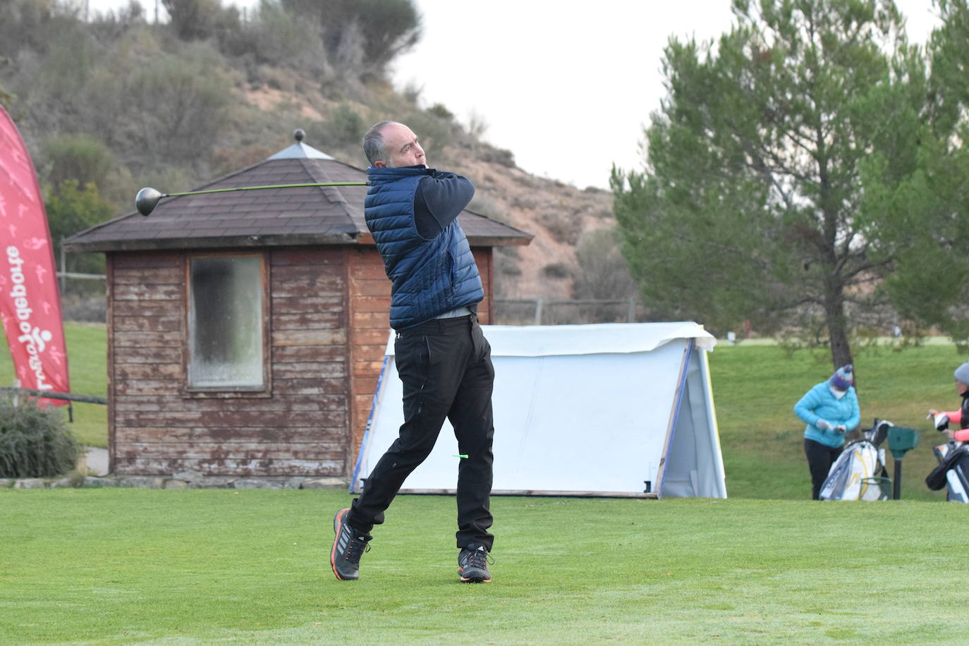 Un jugador realiza un lanzamiento desde un búnker 