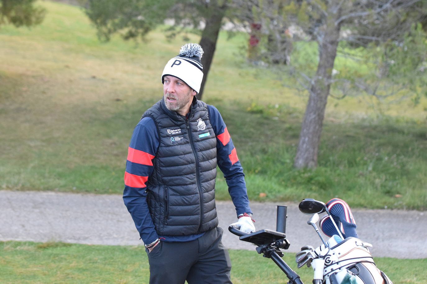 Un jugador realiza un lanzamiento desde un búnker 