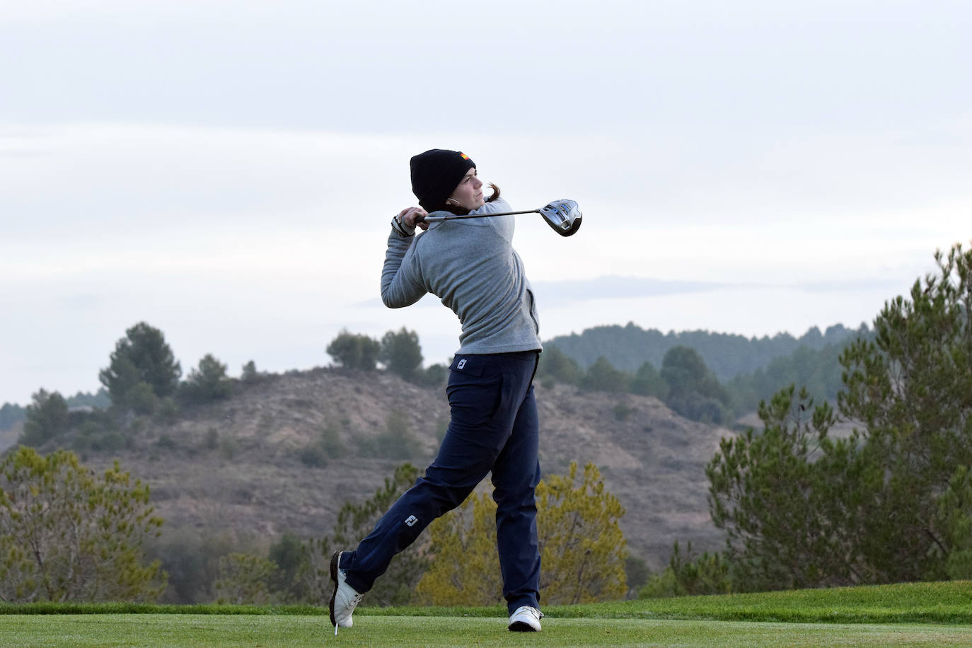 Un jugador realiza un lanzamiento desde un búnker 