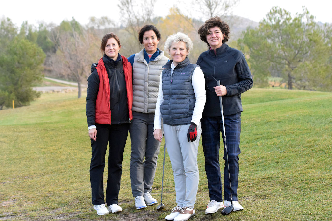 Un jugador realiza un lanzamiento desde un búnker 