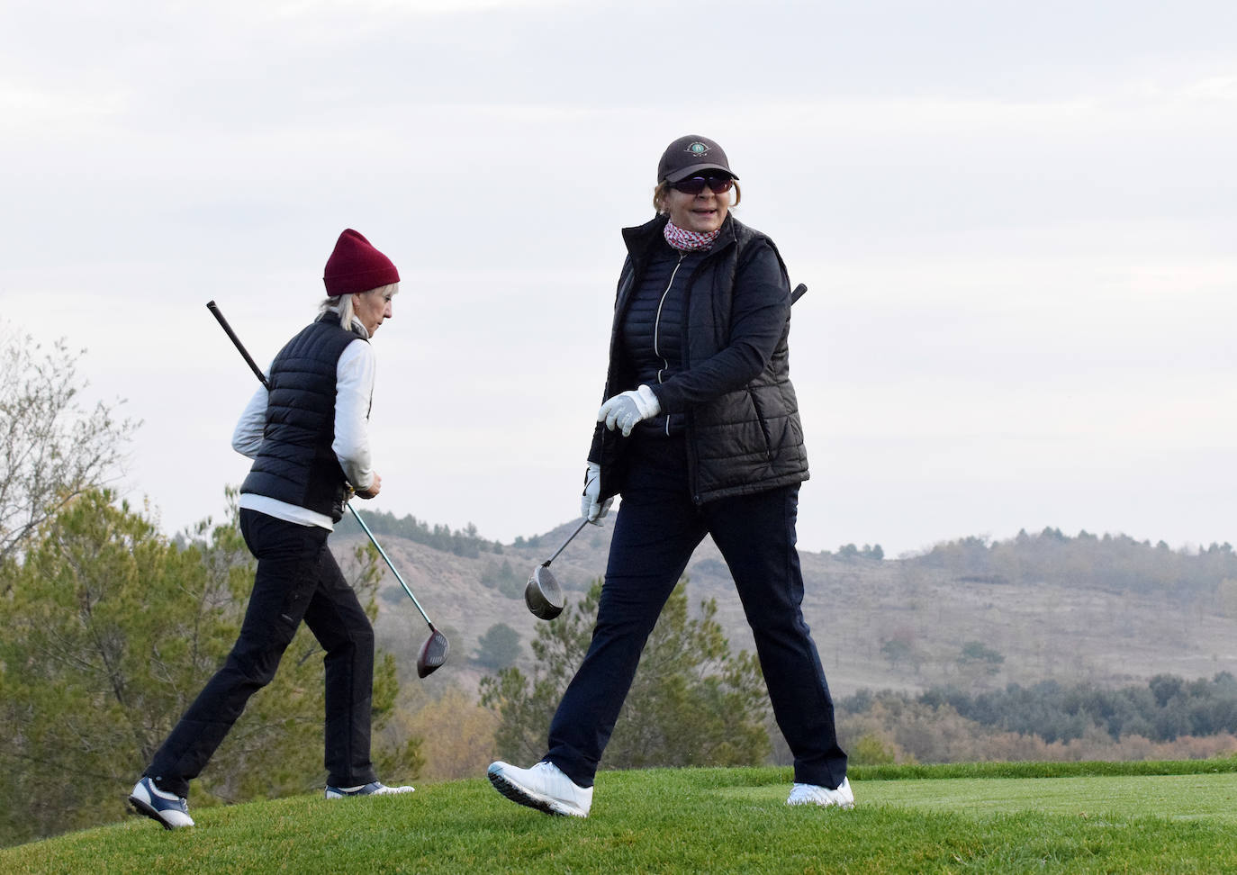 Un jugador realiza un lanzamiento desde un búnker 