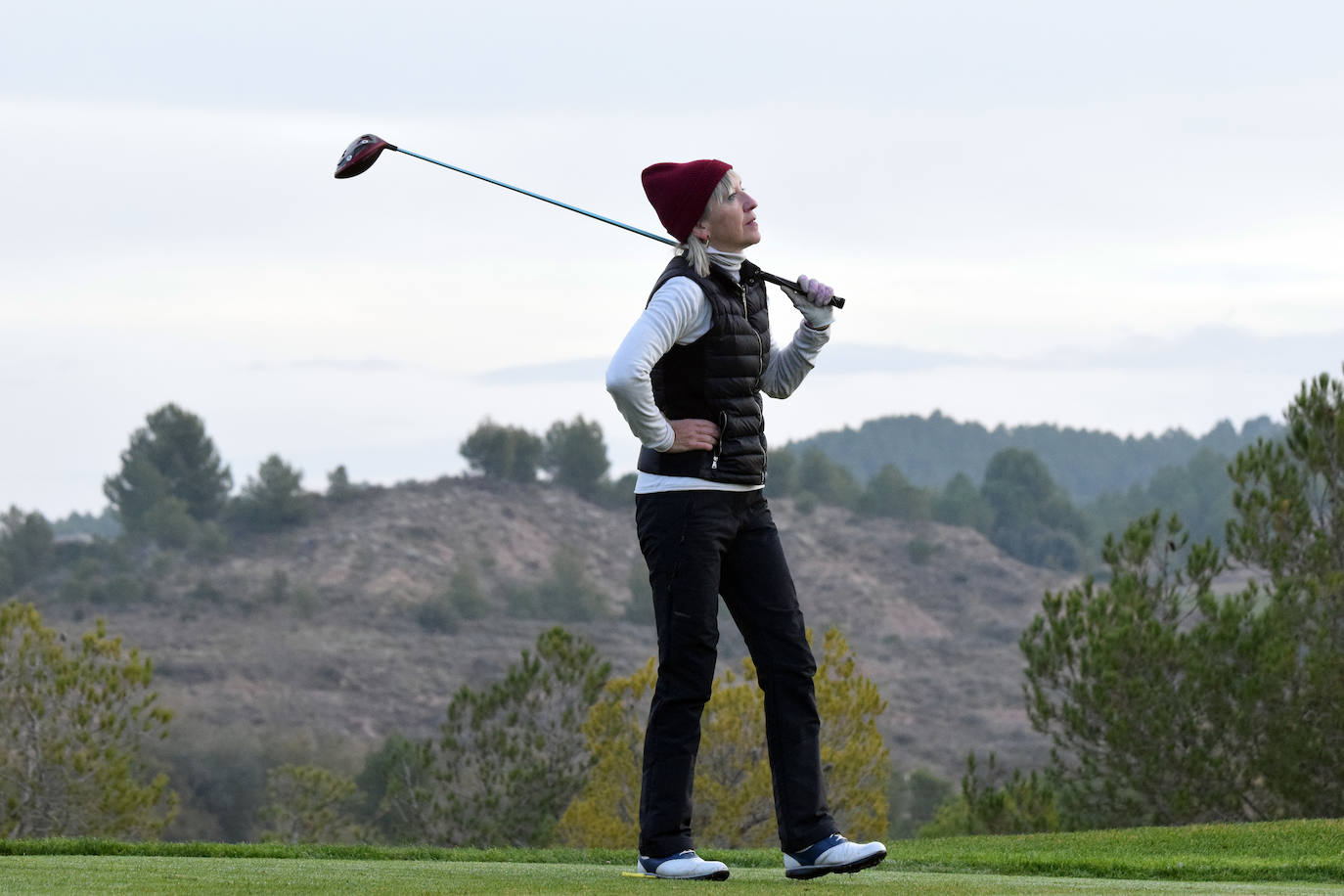 Un jugador realiza un lanzamiento desde un búnker 