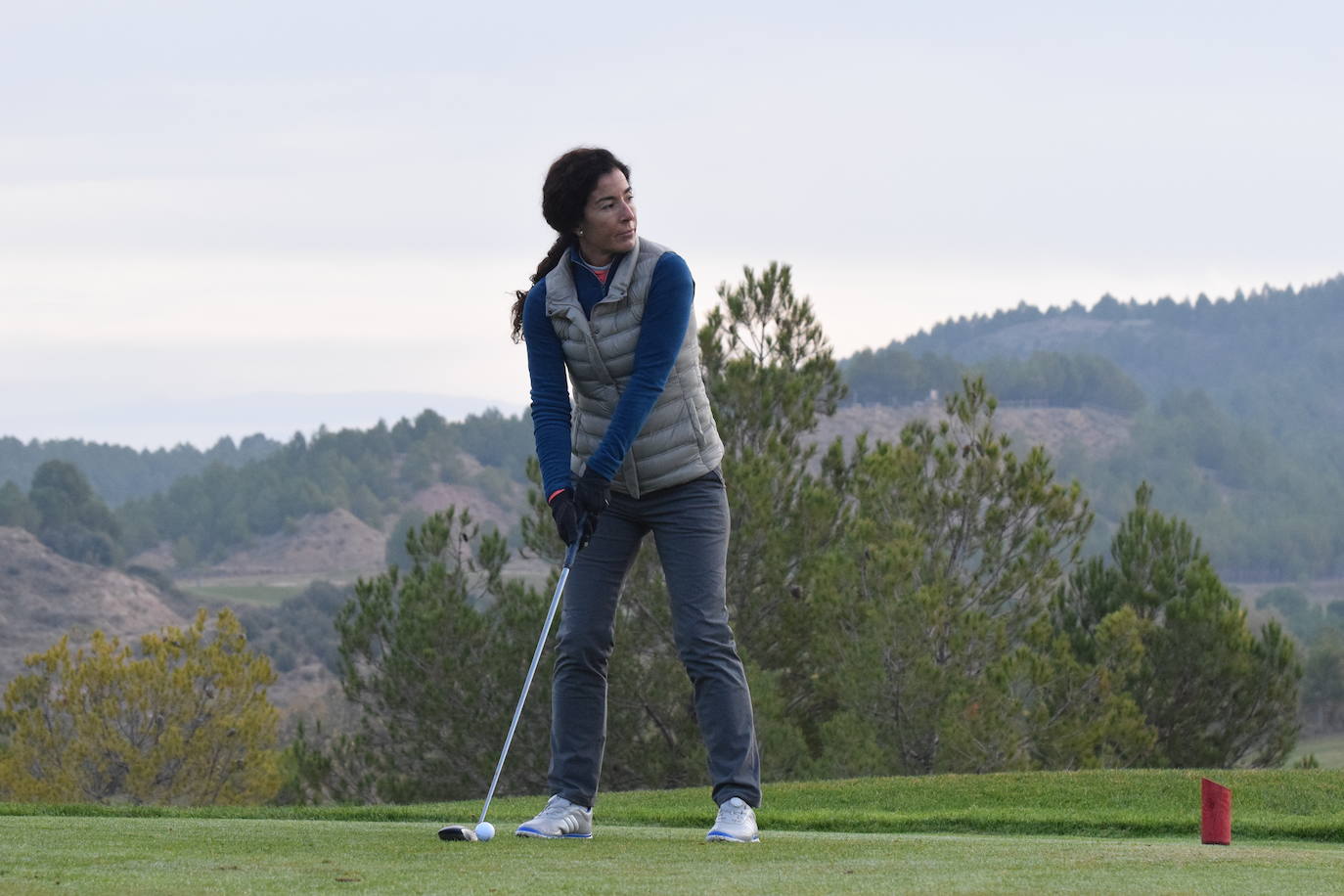 Un jugador realiza un lanzamiento desde un búnker 