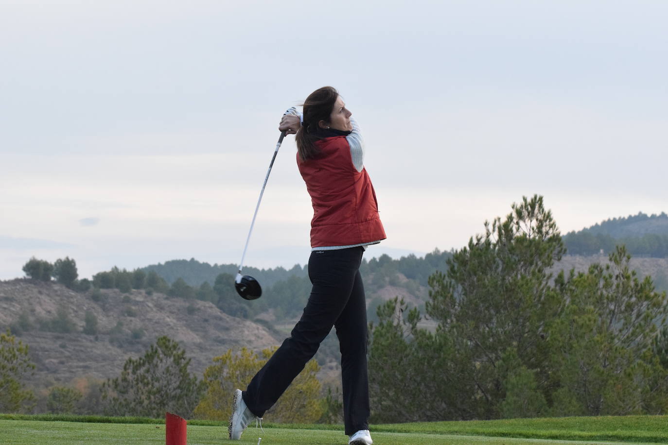 Un jugador realiza un lanzamiento desde un búnker 