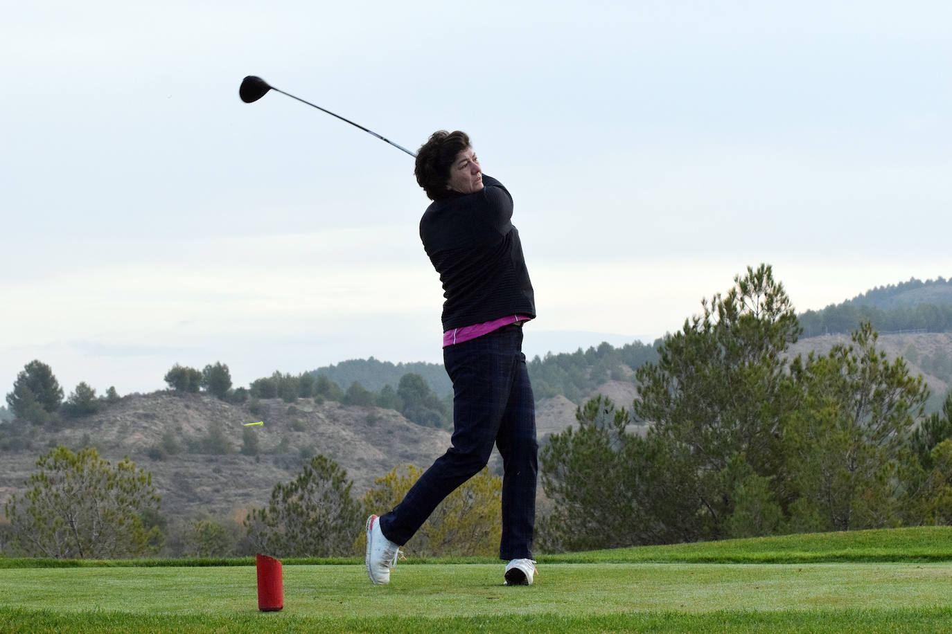 Un jugador realiza un lanzamiento desde un búnker 