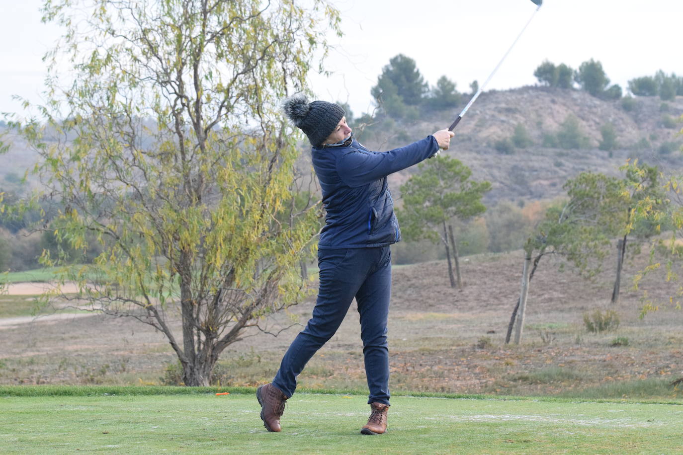 Un jugador realiza un lanzamiento desde un búnker 