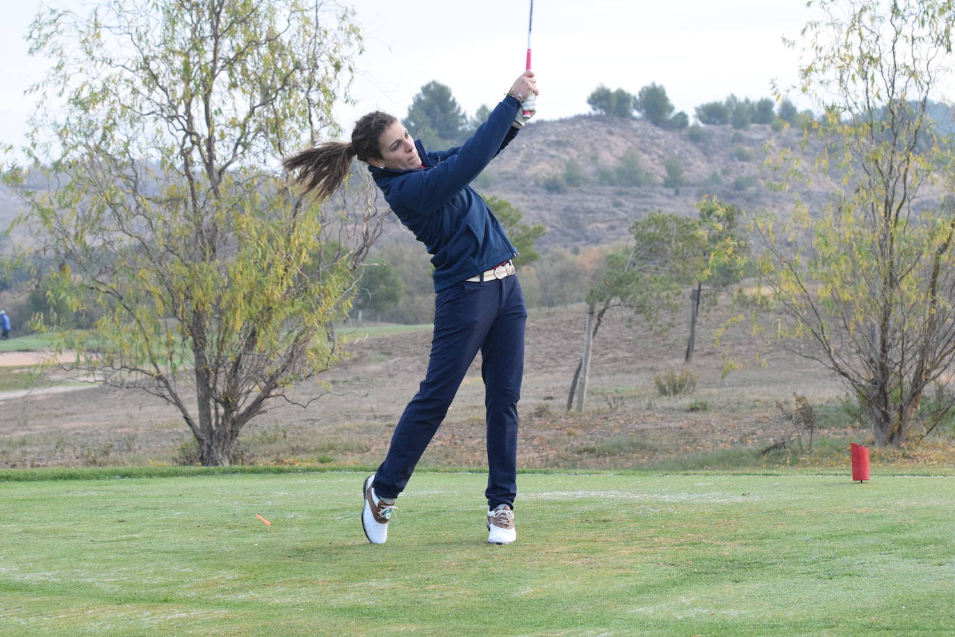 Un jugador realiza un lanzamiento desde un búnker 