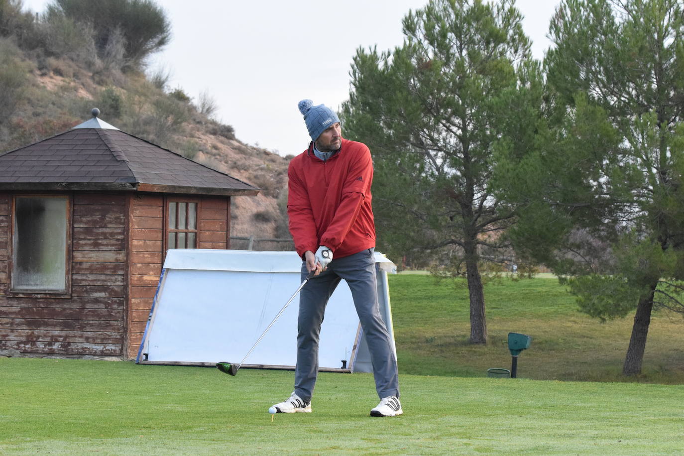 Un jugador realiza un lanzamiento desde un búnker 