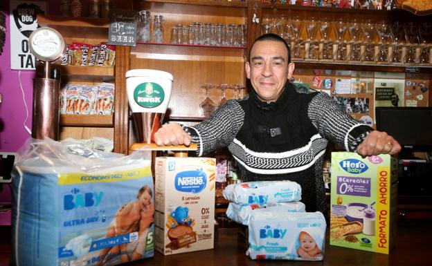 Alberto Martín, en la barra de El Dorado, con donaciones para los más pequeños. 