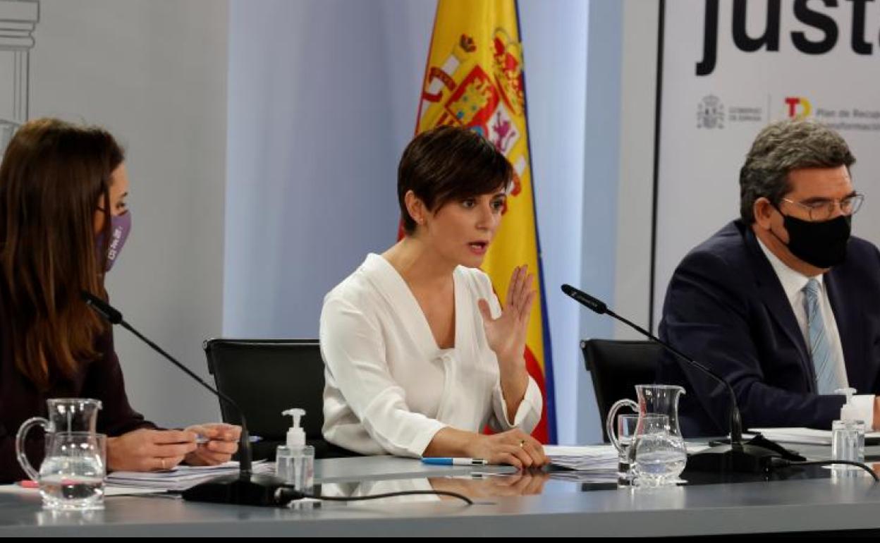 Isabel Rodríguez (c), Irene Montero y José Luis Escrivá, en rueda de prensa.