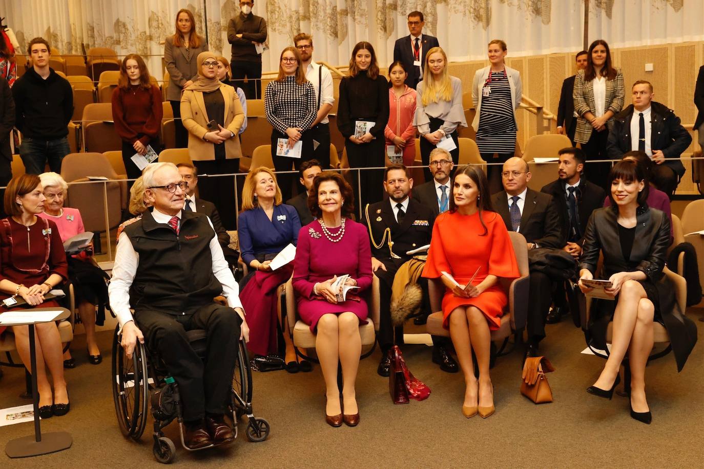La reina Letizia, acompañada por la reina Silvia de Suecia, ha visitado el Instituto Karolinska, el mayor centro académico de investigación médica de Suecia
