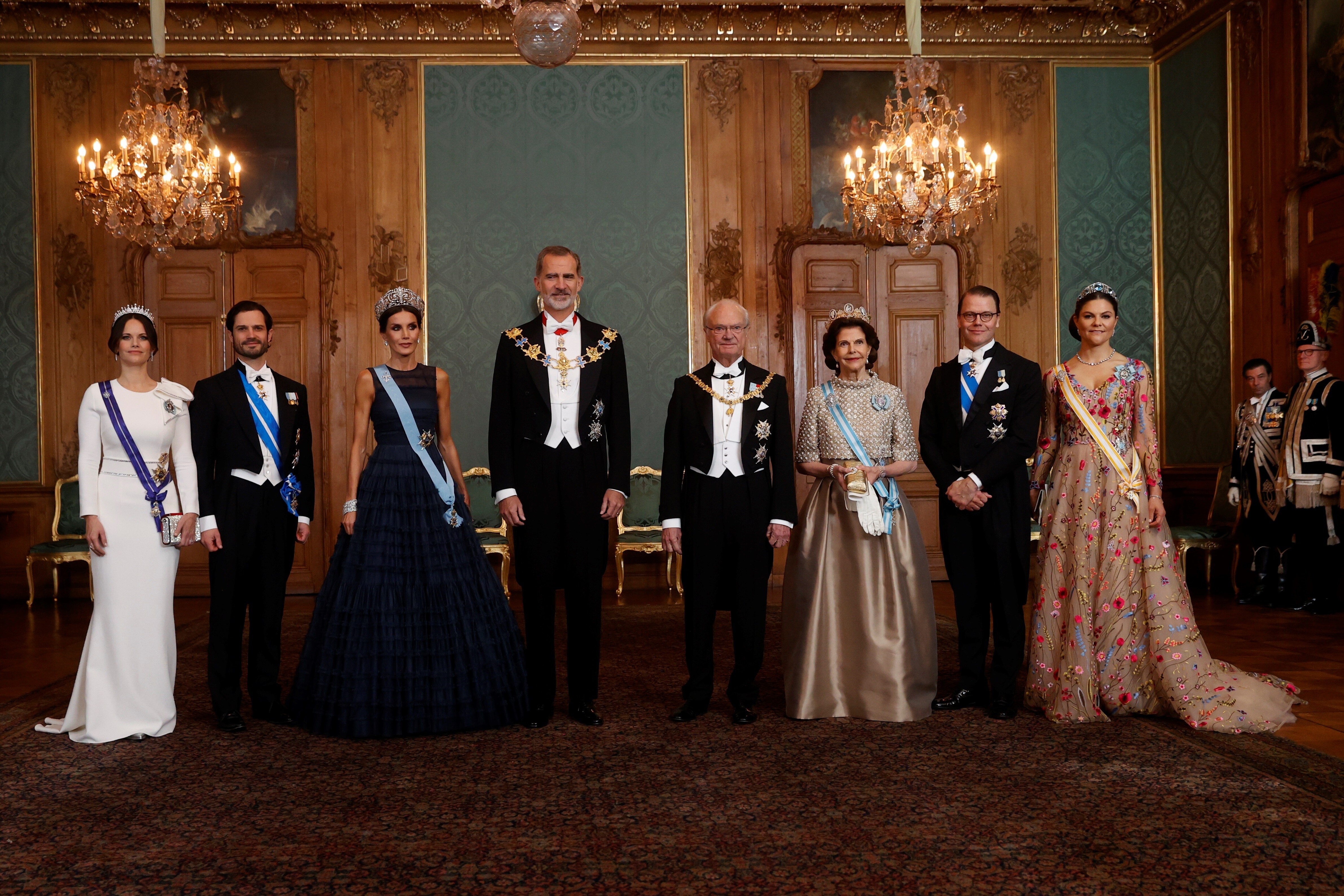 De izquierda a derecha, Sofía y Carlos Felipe de Suecia, los reyes Letizia y Felipe, los reyes Carlos Gustavo y Silvia, David Westling y la princesa heredera Victoria, en la cena de gala de anoche en Estocolmo. 