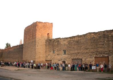 Imagen secundaria 1 - Un 'abrazo' a la muralla y estado de uno de los torreones de la avenida de Burgos.