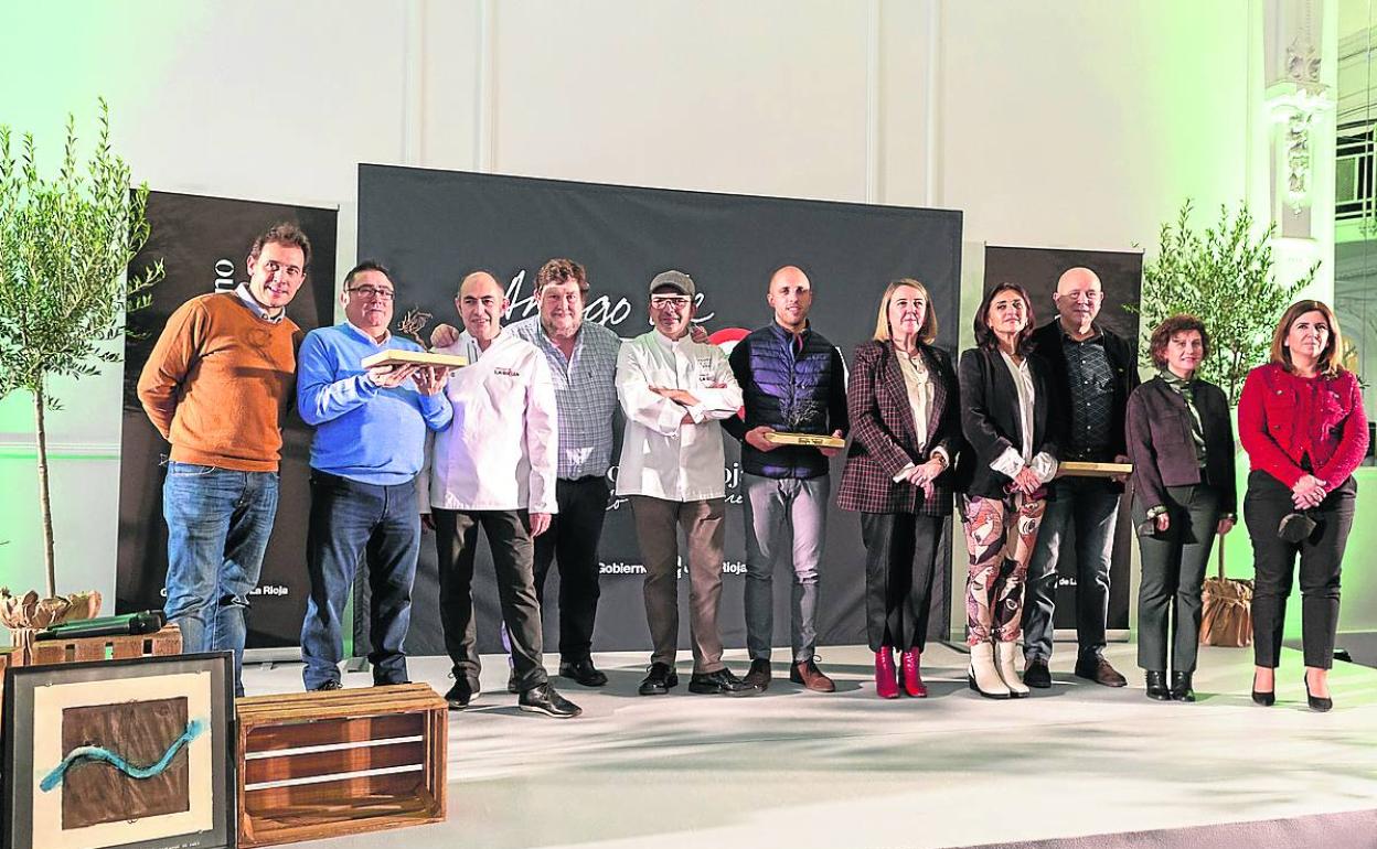 Foto de familia de los premiados. 