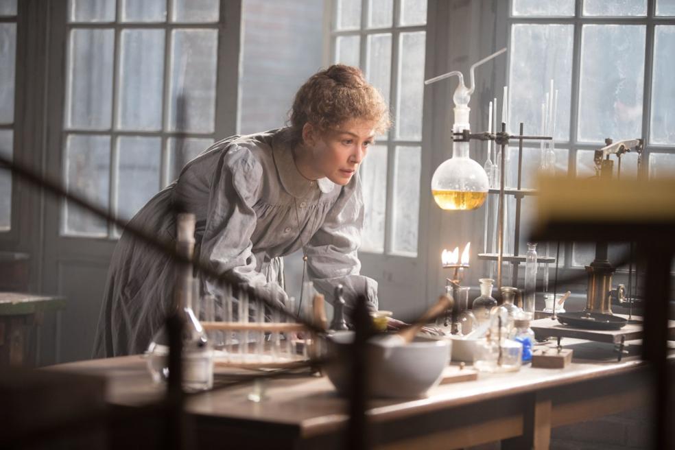 Escena de la película 'Madame Curie', protagonizada por Rosamund Pike. 