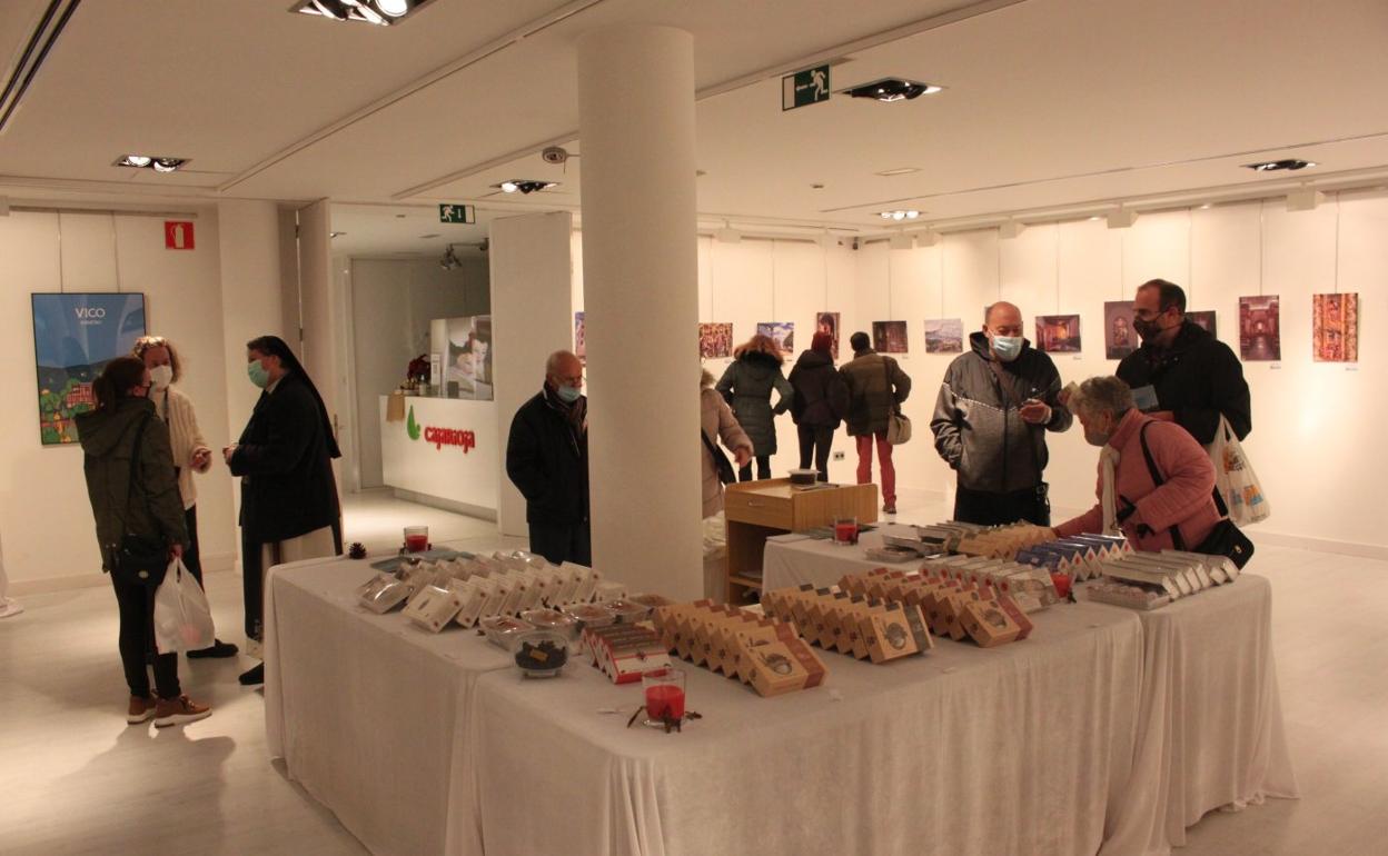 El público puede adquirir dulces, cremas y artesanía de las monjas o imágenes de FotoArnedo. 