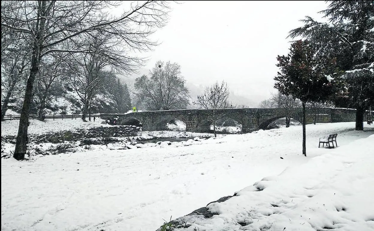 Denso manto de nieve en el entorno de Puente Canto, en Ezcaray.