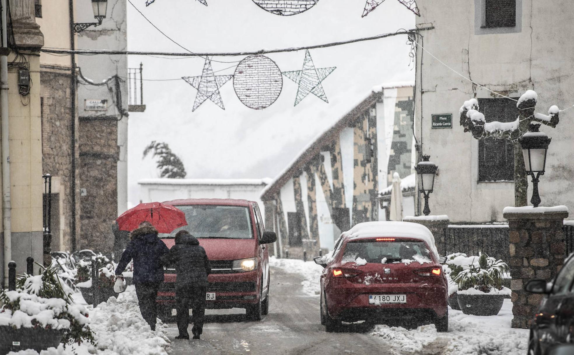 La nieve no ha dado tregua durante toda la mañana de este domingo en Torrecilla en Cameros.