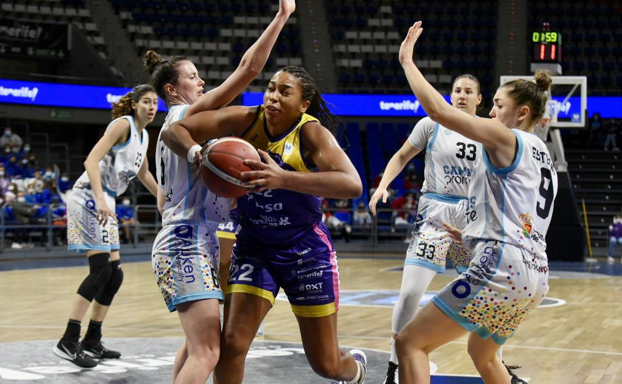 Aina Ayuso intenta detener a Megan Walker, la mejor local en Tenerife.