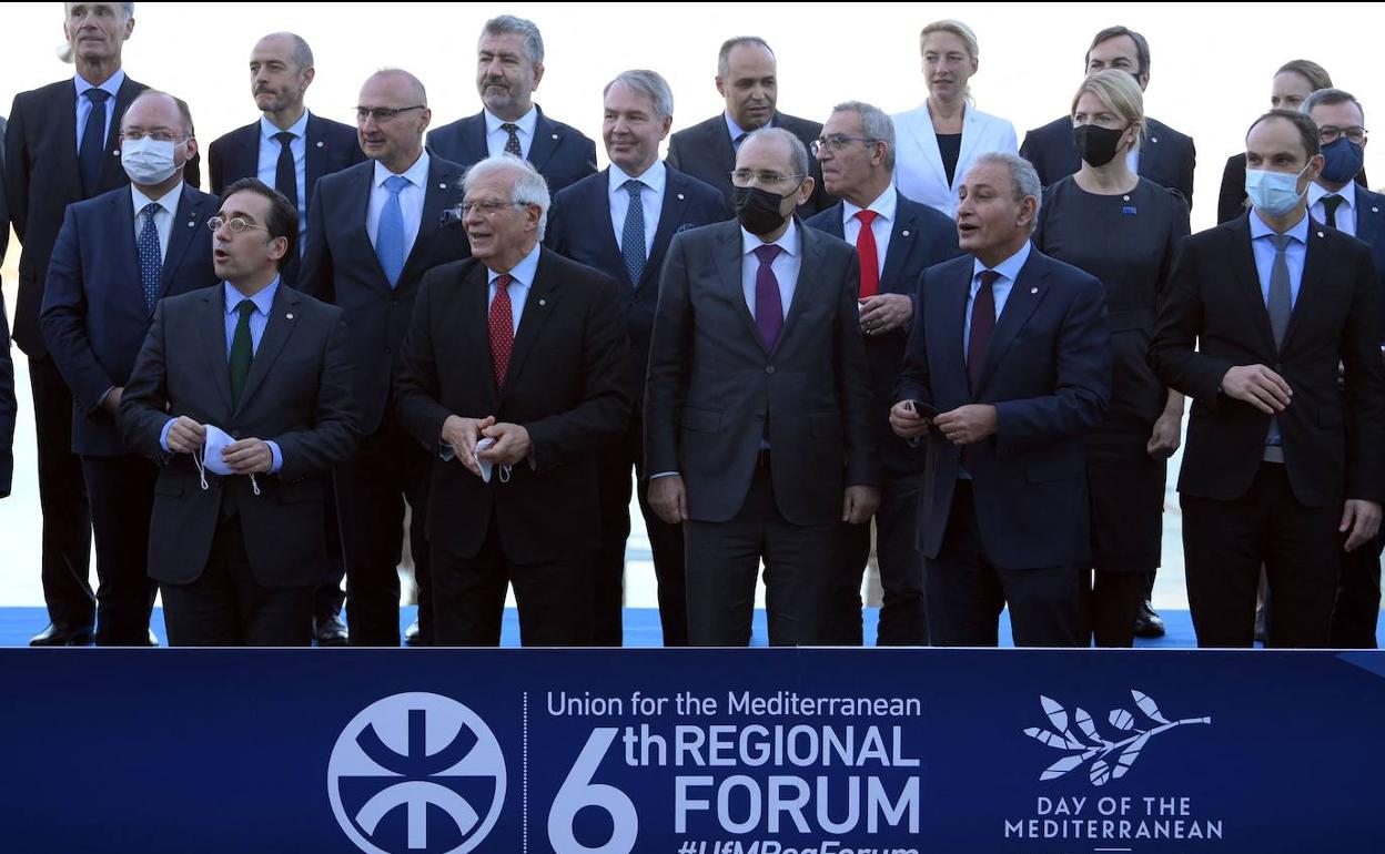 Los asistentes a la cumbre de la Unión Por el Mediterráneo (UPM), este lunes, en Barcelona.