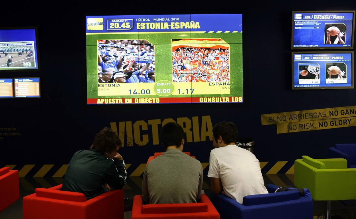 Clientes en un local de apuestas deportivas en Madrid.