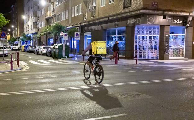 Un repartidor de comida a domicilio, por las calles de Logroño. 