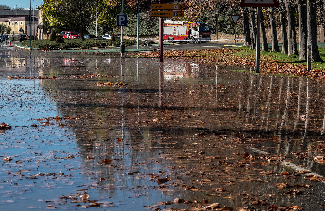 El agua ha obligado a un corte de tráfico en el Barrio de la Estación de la localidad jarrera