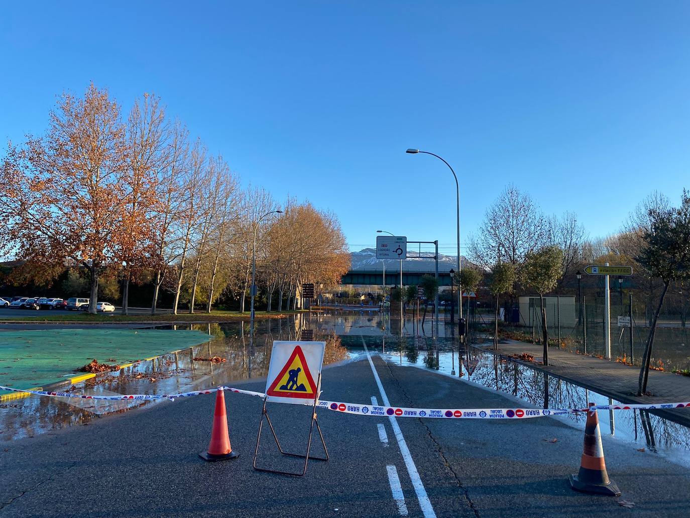 El agua ha obligado a un corte de tráfico en el Barrio de la Estación de la localidad jarrera