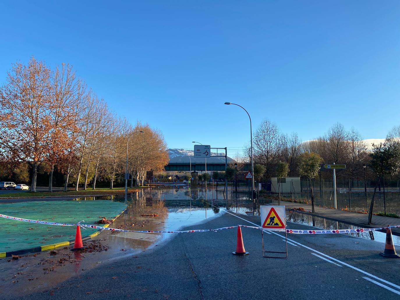 El agua ha obligado a un corte de tráfico en el Barrio de la Estación de la localidad jarrera