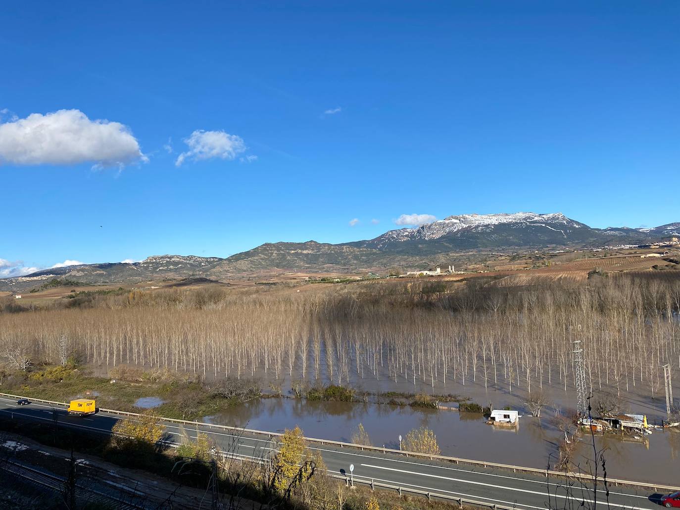 El agua ha obligado a un corte de tráfico en el Barrio de la Estación de la localidad jarrera