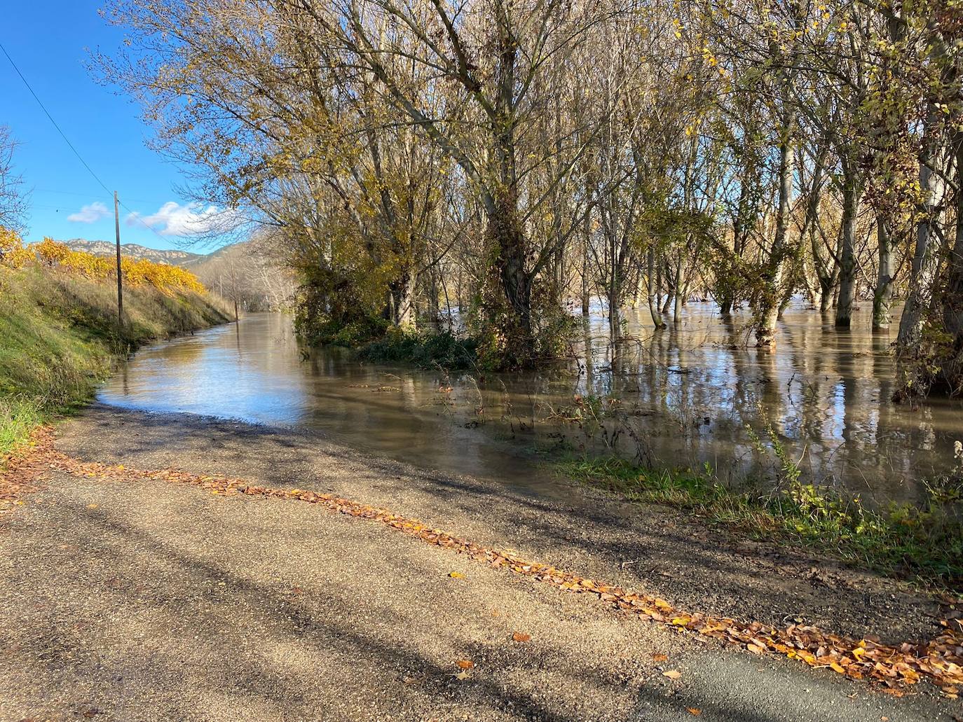 El agua ha obligado a un corte de tráfico en el Barrio de la Estación de la localidad jarrera