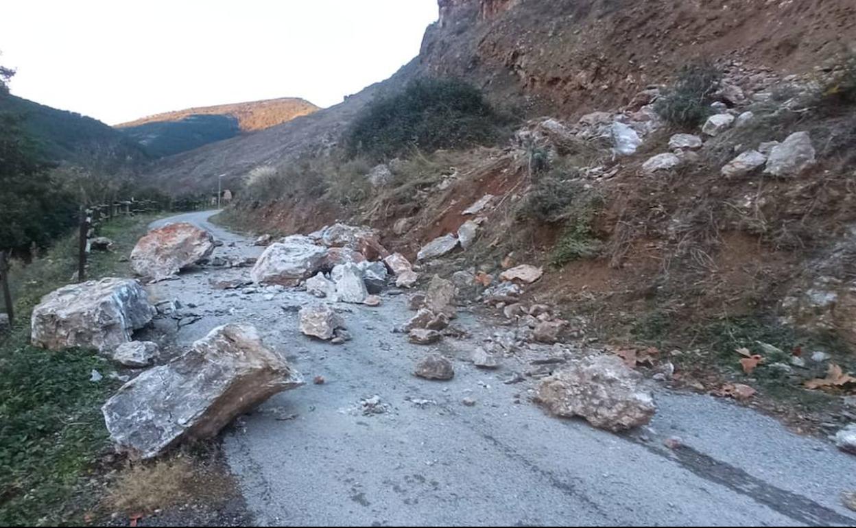 Desprendimiento de rocas y tierra en Lagunilla del Jubera