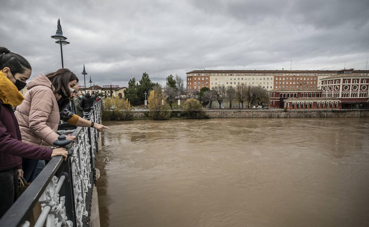 Vecinos de Logroño en el Puente de Hierro sobre el Ebro. 