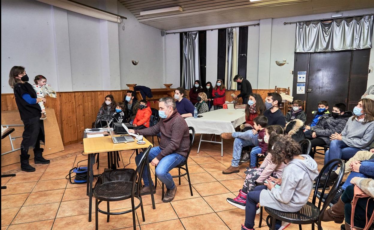 Bajo la dirección de Cenzano, los ventosinos se divirtieron creando con barro. 