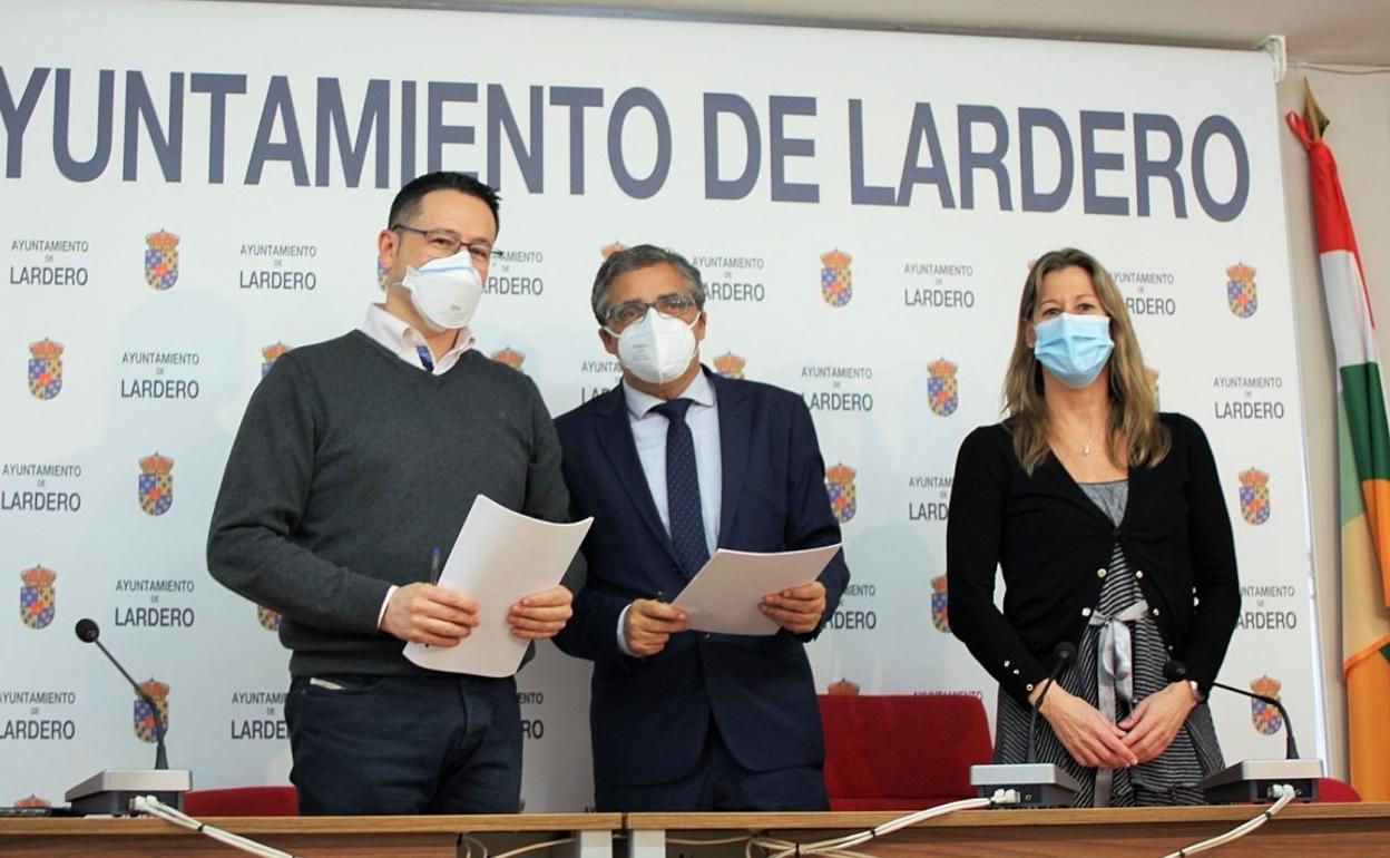 Manuel Vallejo, Pablo Rubio y Marta Gómez, tras la firma. 