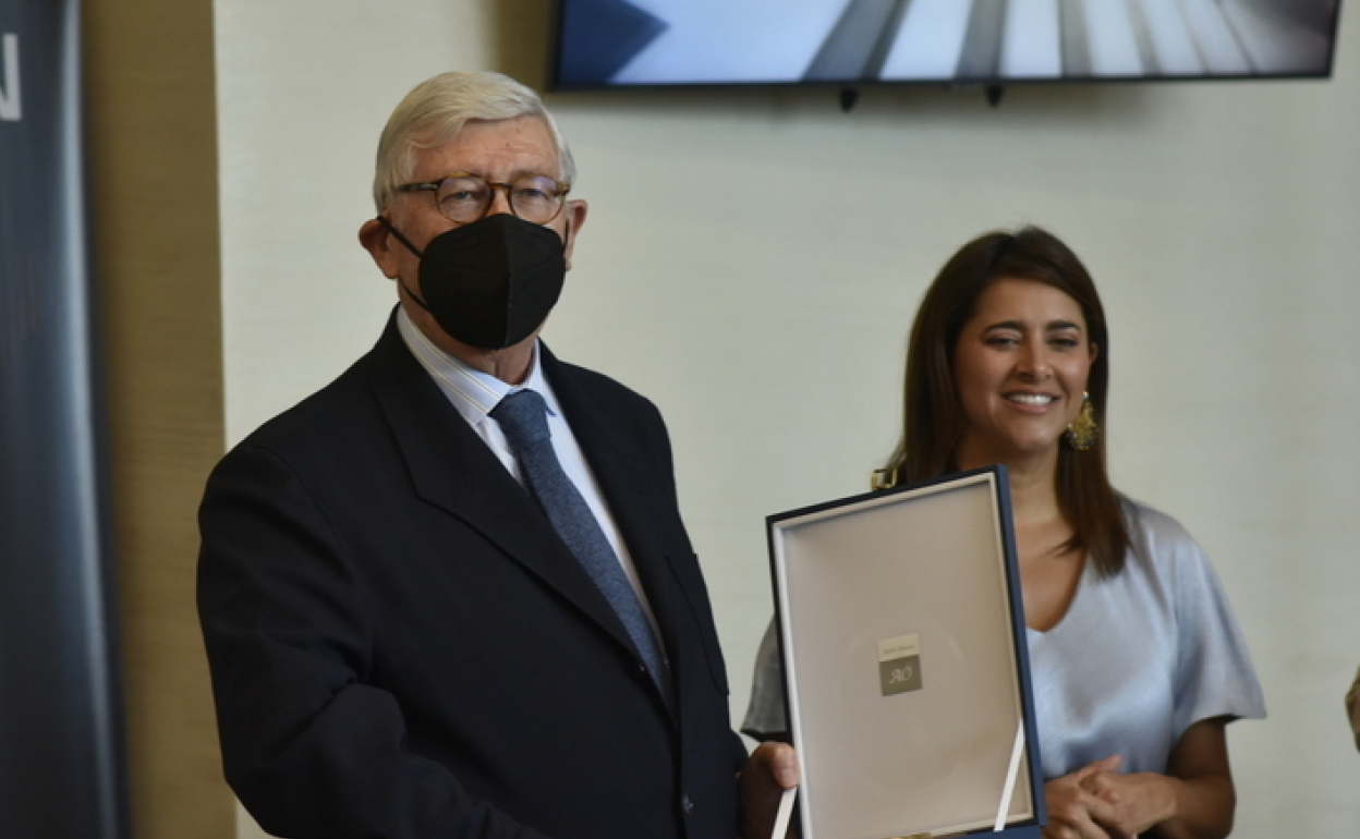 Rafael Puyol, presidente de UNIR, junto a la Primera Dama de Colombia, María Juliana Ruiz, en el momento de recibir el premio.