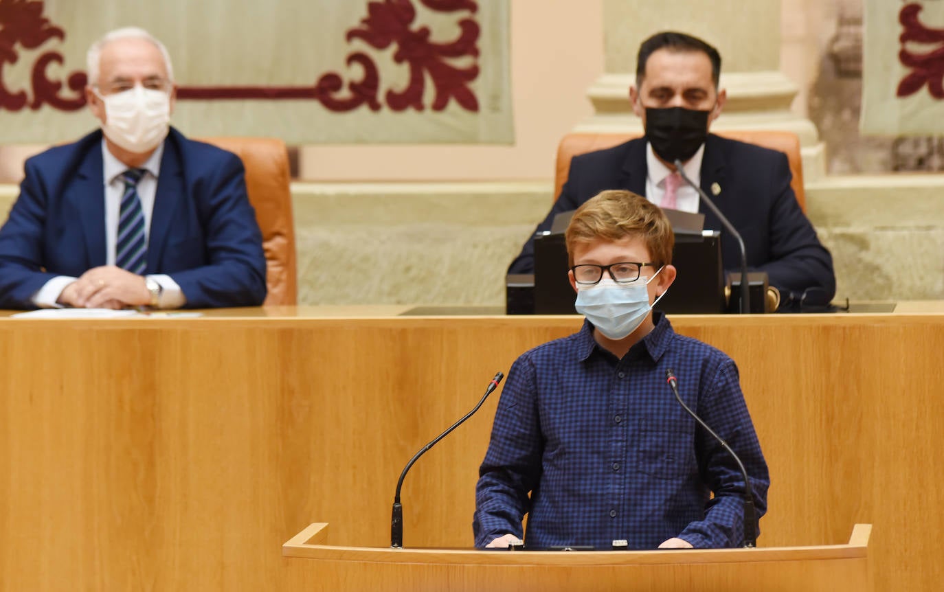 Fotos: Alumnos de 52 colegios riojanos leen en el Parlamento de La Rioja la Constitución Española