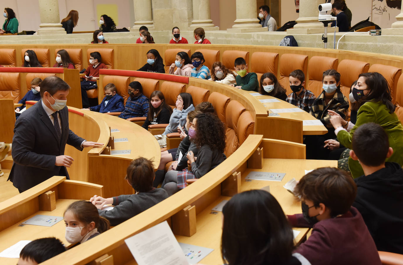 Fotos: Alumnos de 52 colegios riojanos leen en el Parlamento de La Rioja la Constitución Española